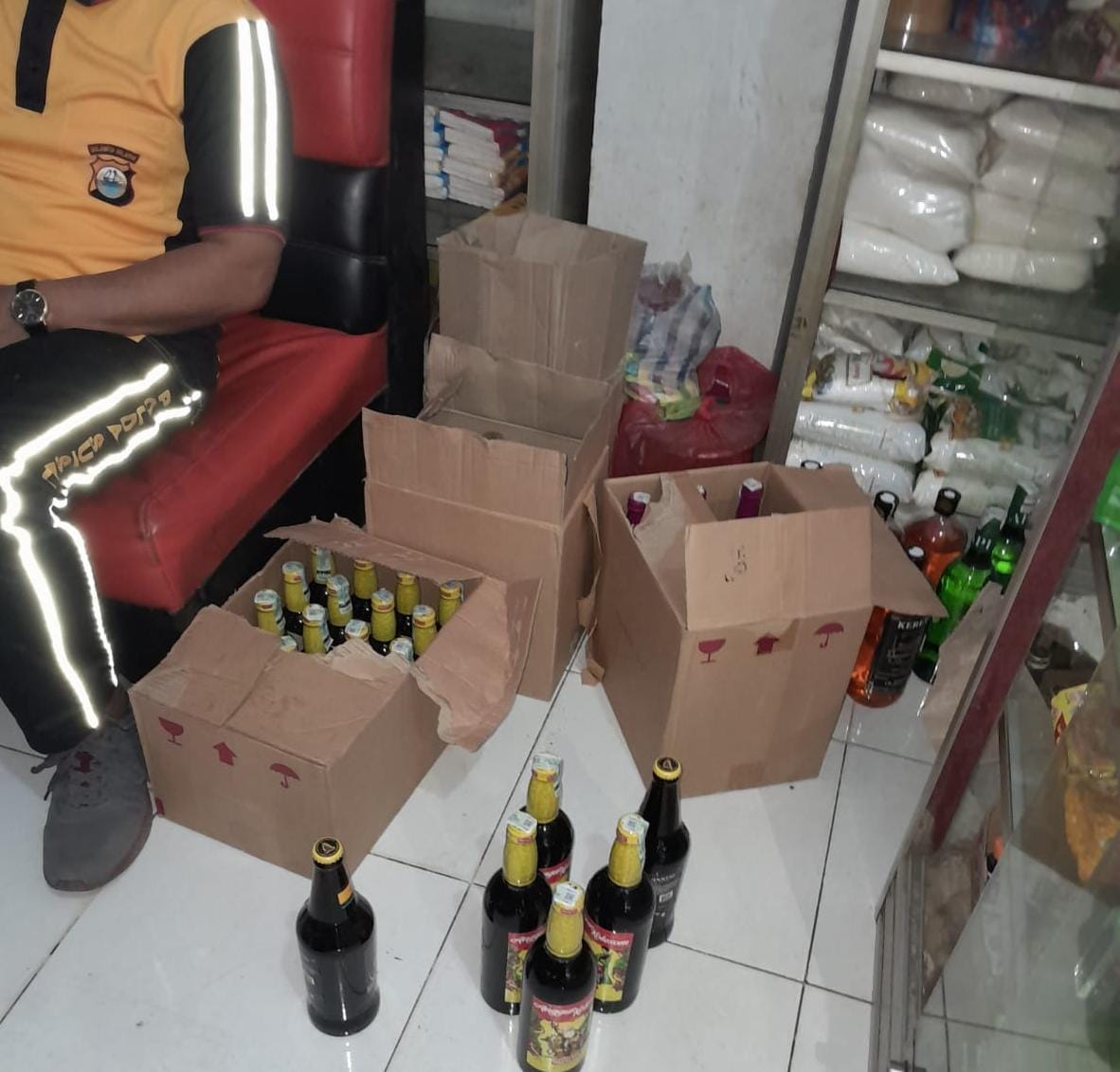 Polsek Ulaweng Amankan Puluhan Botol Miras Ilegal