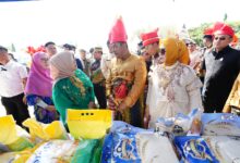 Penjabat Ketua TP PKK Provinsi Sulawesi Selatan Sofha Marwah Bahtiar dampingi Pj Gubernur Sulsel Bahtiar Baharuddin hadiri Peringatan HUT ke-161 Kabupaten Jeneponto, Rabu (1/5) di Jeneponto.