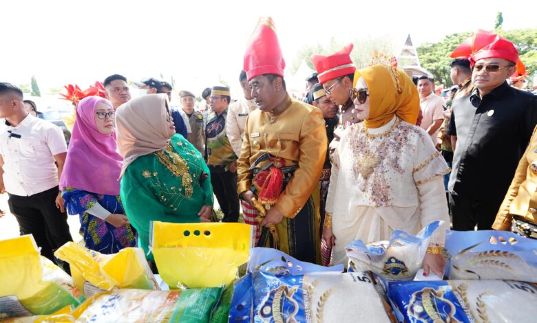 Penjabat Ketua TP PKK Provinsi Sulawesi Selatan Sofha Marwah Bahtiar dampingi Pj Gubernur Sulsel Bahtiar Baharuddin hadiri Peringatan HUT ke-161 Kabupaten Jeneponto, Rabu (1/5) di Jeneponto.