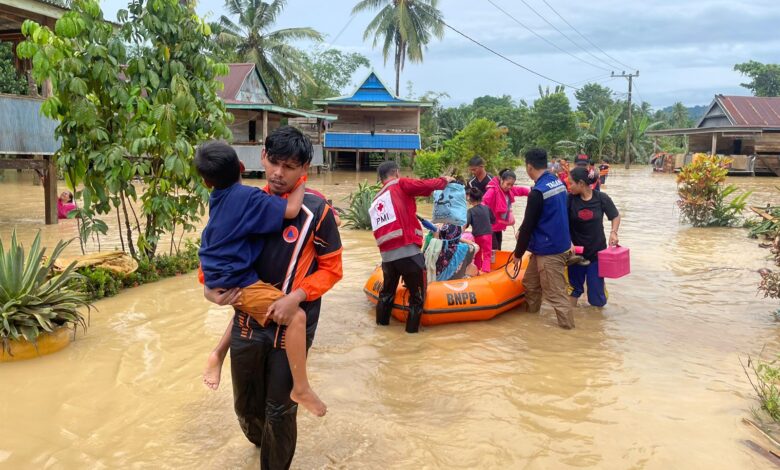 Bantu Korban Banjir dan Longsor, PMI Sulsel Turunkan Relawan Evakuasi Warga