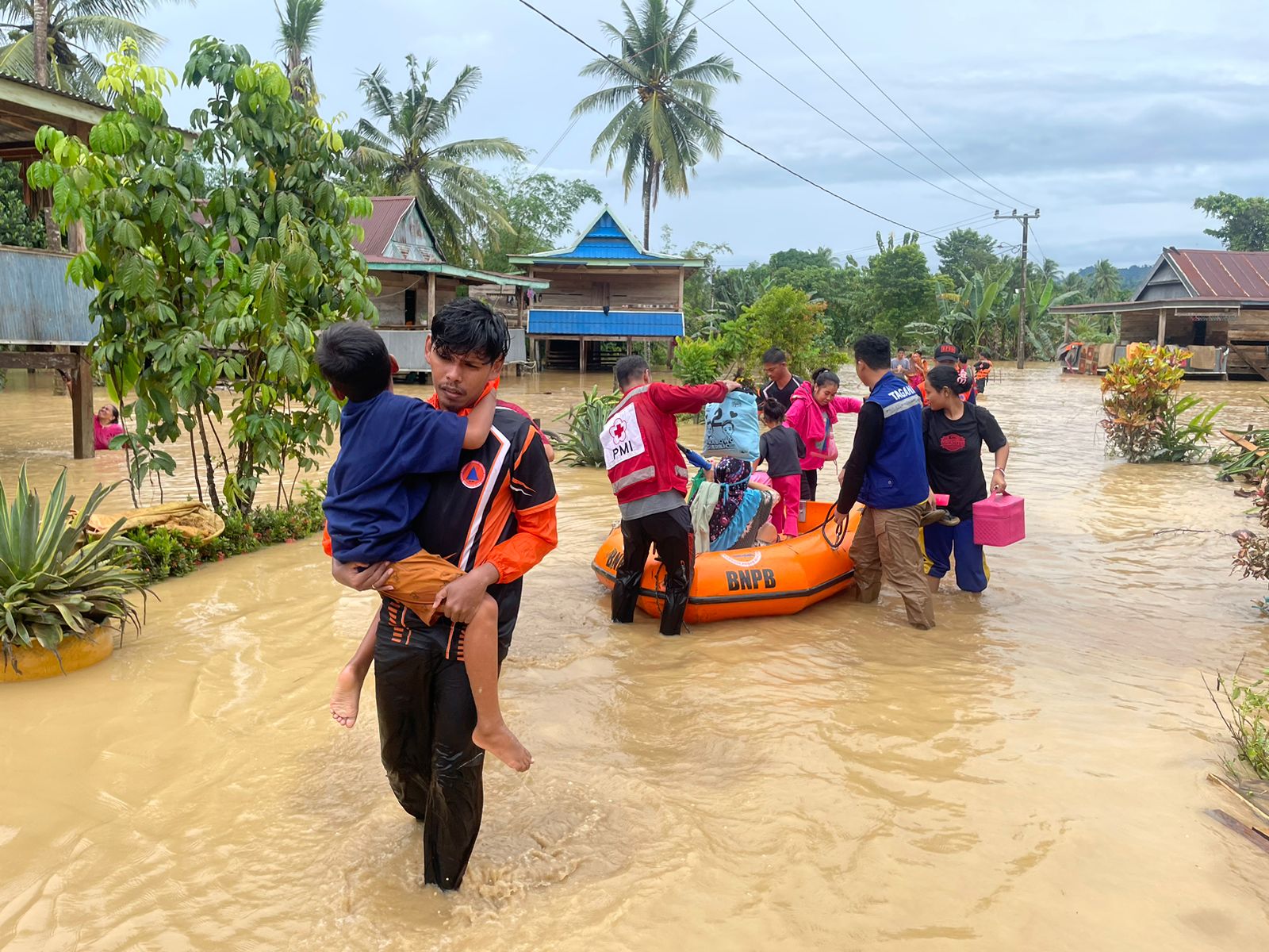 Bantu Korban Banjir dan Longsor, PMI Sulsel Turunkan Relawan Evakuasi Warga