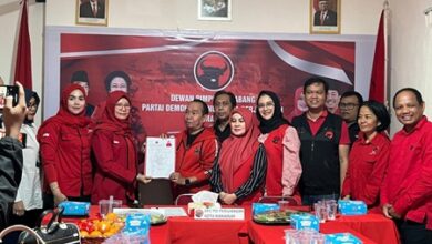 Srikandi Banteng Sulsel Kembalikan Formulir Pilkada Makassar