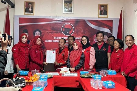 Srikandi Banteng Sulsel Kembalikan Formulir Pilkada Makassar