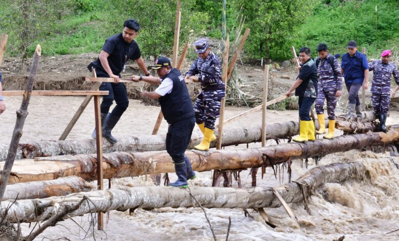 Lewati Titian Bambu di Tengah Deras Arus Sungai, Pj Gubernur Bahtiar Temui Warga Korban Bencana di Latimojong dan Bajo Barat