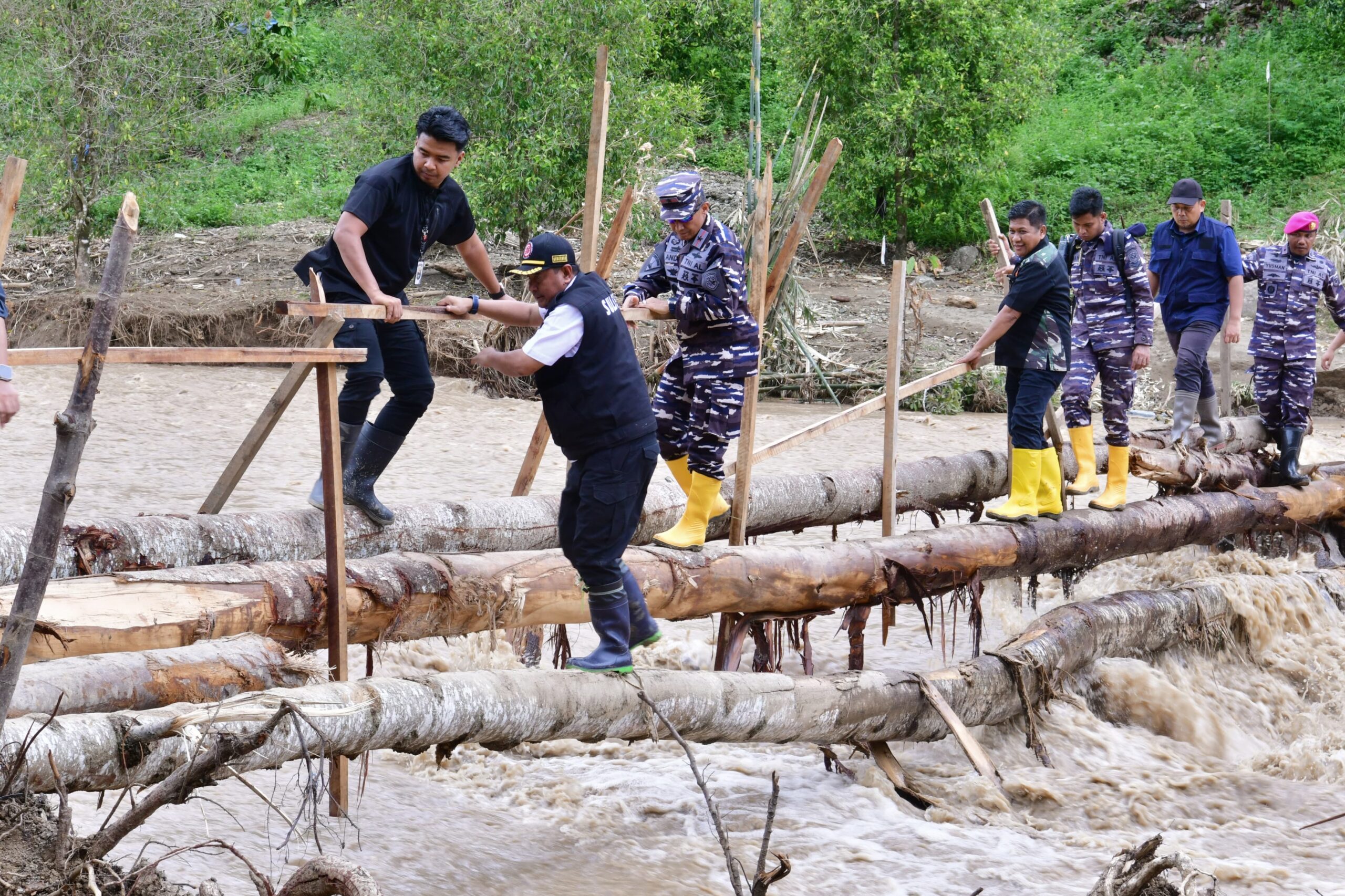 Lewati Titian Bambu di Tengah Deras Arus Sungai, Pj Gubernur Bahtiar Temui Warga Korban Bencana di Latimojong dan Bajo Barat