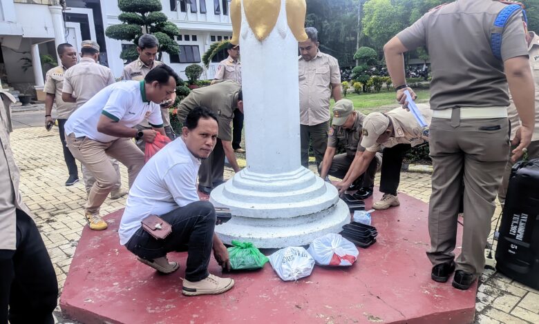 Kasatpol PP Bone Periksa Mendadak Ponsel Anggota Untuk Antisipasi Terlibat Judi Online