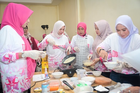 Ketua DWP Makassar, Fadliah Firman, Tunjukkan Kekompakan di Cooking Class APEKSI 2024