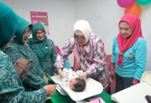 Intervensi Stunting, Indira Yusuf Ismail Serahkan Paket Bantuan Cegah Anak Kurang Gizi