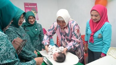 Intervensi Stunting, Indira Yusuf Ismail Serahkan Paket Bantuan Cegah Anak Kurang Gizi