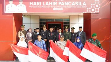 Pimpin Upacara Hari Lahir Pancasila, Wabup Edy Manaf Serahkan Bendera Merah Putih