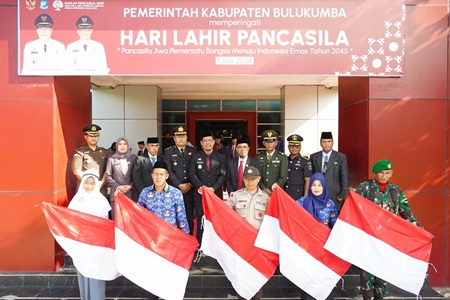 Pimpin Upacara Hari Lahir Pancasila, Wabup Edy Manaf Serahkan Bendera Merah Putih