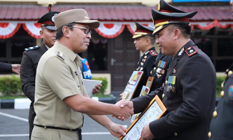 Wali Kota Danny Pomanto Terima Penghargaan dari Kapolda Sulsel pada Peringatan Hari Bhayangkara ke-78