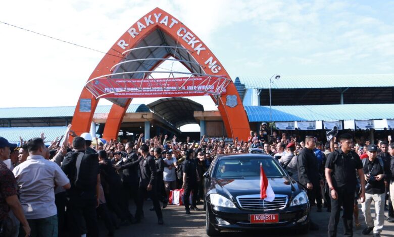 Presiden Jokowi dan Ibu Negara Kunjungi Pasar Cekkeng Bulukumba