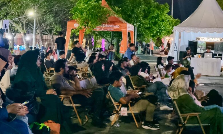 Nikmati Akhir Pekan, Pengunjung F8 Nonton Film Sambil Makan Pisang Epe