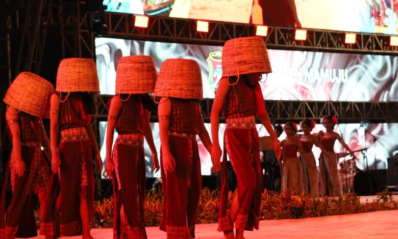 Tari Mabisu-Bisu Tampil Menghibur di Panggung Utama F8