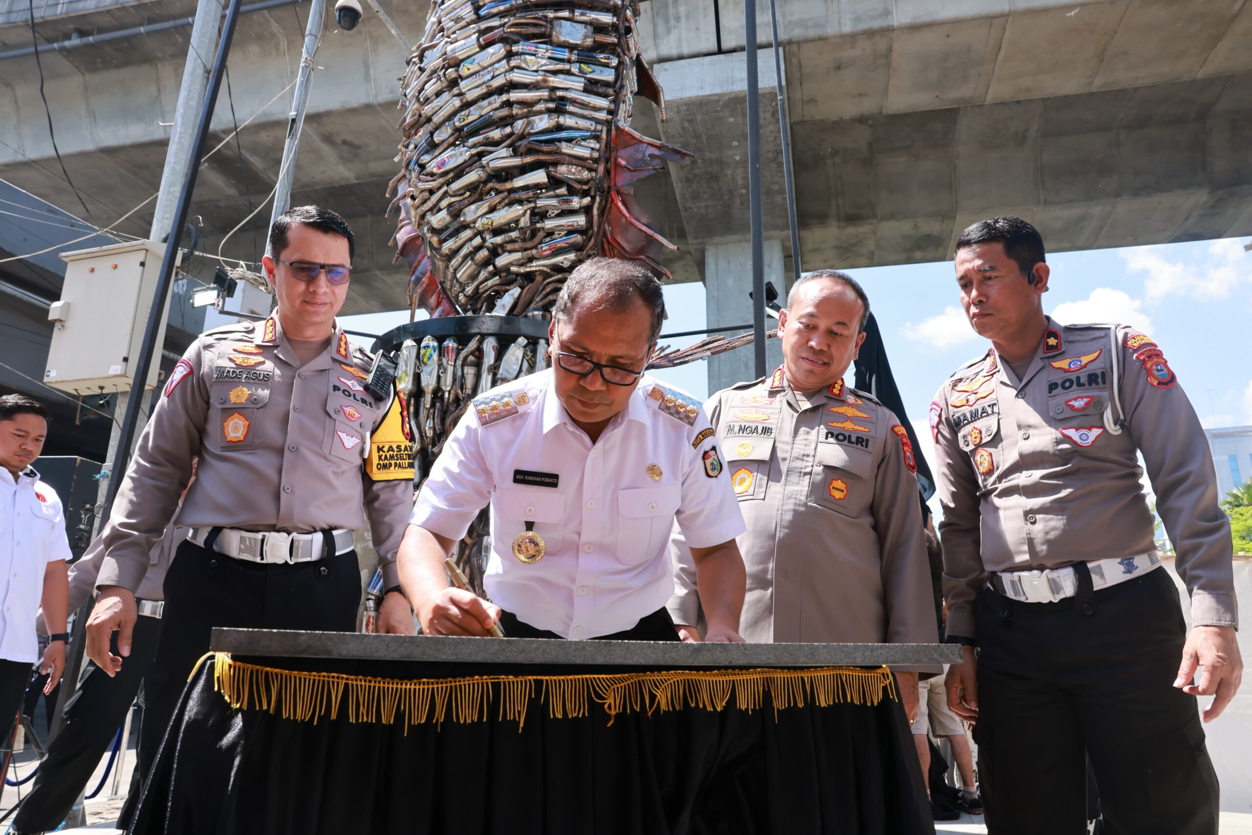 Danny Pomanto Resmikan Tugu Ikan Knalpot Brong di Fly Over