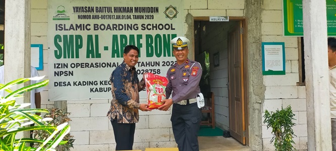 Jumat Berkah Satlantas Polres Bone Berbagi Sembako Ke SMP Al - Araf Bone