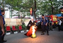 Damkarmat Makassar Edukasi Pengunjung F8 Tangani Tabung Gas Bocor