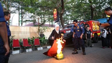 Damkarmat Makassar Edukasi Pengunjung F8 Tangani Tabung Gas Bocor