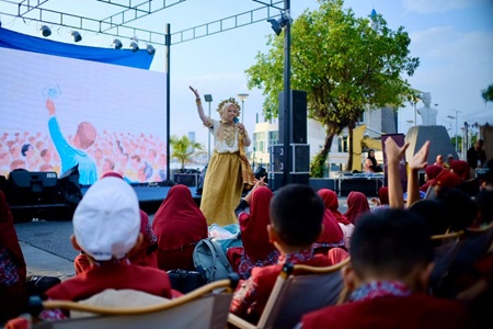 Panggung F8 Makassar Hadirkan Dongeng Keliling Hibur 100 Siswa SDN Garuda