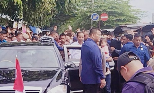 Kunker ke Bone, Presiden Jokowi dan Iriana Blusukan Temui Pedangan Pasar