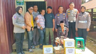 Jumat Berkah Satlantas Polres Bone dan Komunitas Jurnalis Kunderuz Santuni Kakek Nonci