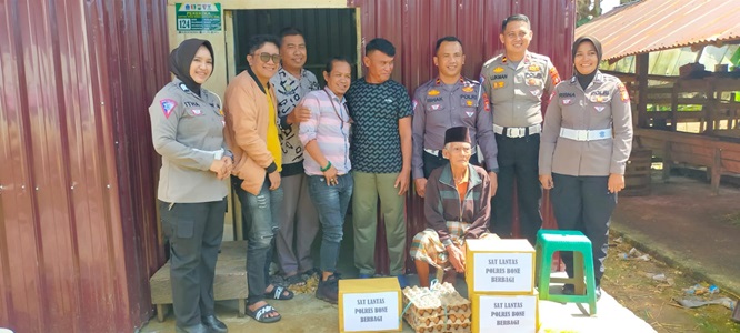 Jumat Berkah Satlantas Polres Bone dan Komunitas Jurnalis Kunderuz Santuni Kakek Nonci