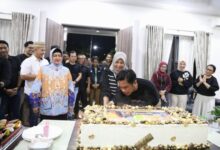 Syukuran Ultah ke 43 Tahun, PJ Sekda Makassar Firman Didoakan dan Disuapi Kue Ketua PKK Indira