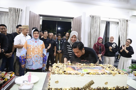 Syukuran Ultah ke 43 Tahun, PJ Sekda Makassar Firman Didoakan dan Disuapi Kue Ketua PKK Indira