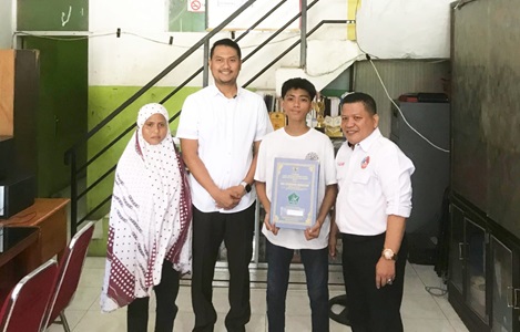 Andi Seto Tebus Ijazah Warga Ballaparang Disambut Penuh Haru