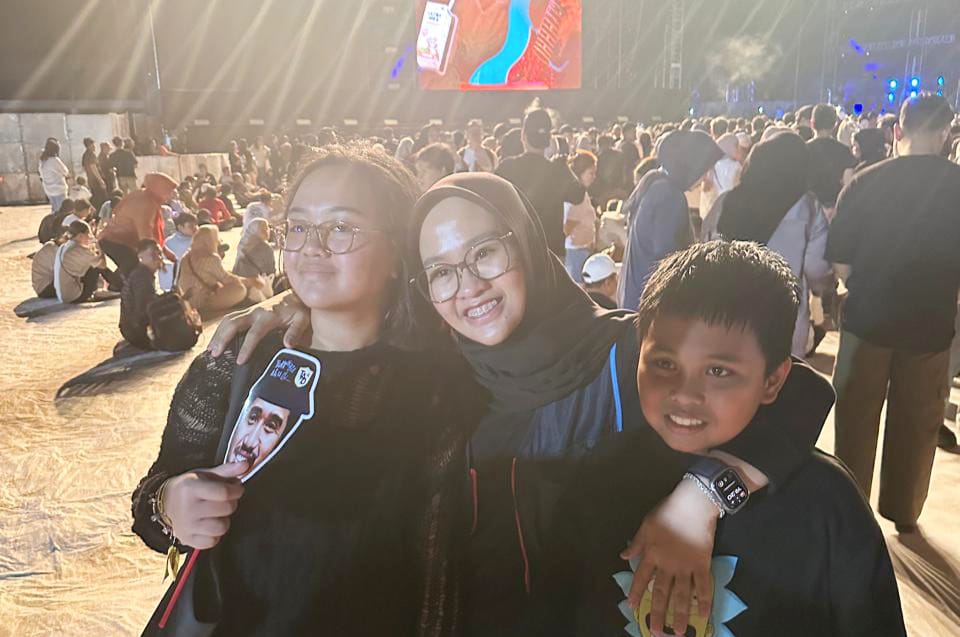 Bersama Milenial dan Gen Z, Balon Wakil Wali Kota Makassar RML Ikut Meriahkan Konser Sheila On 7