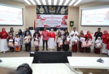 DWP Kota Makassar Berikan Bantuan Dana dan Perlengkapan Pendidikan bagi Anak-Anak Satgas Kebersihan Berprestasi