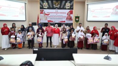 DWP Kota Makassar Berikan Bantuan Dana dan Perlengkapan Pendidikan bagi Anak-Anak Satgas Kebersihan Berprestasi