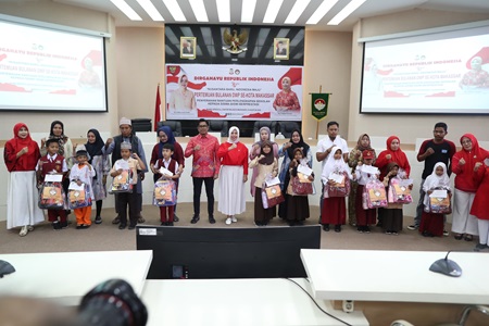 DWP Kota Makassar Berikan Bantuan Dana dan Perlengkapan Pendidikan bagi Anak-Anak Satgas Kebersihan Berprestasi