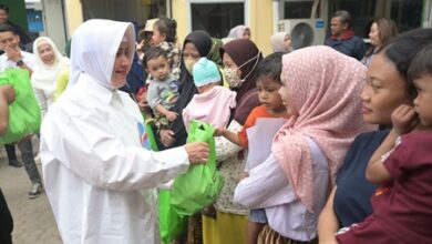 Perangi Stunting, Indira Serahkan Paket Bantuan ke Warga Panakkukang