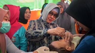 Indira Tinjau Pelayanan Posyandu dan Produk UMKM di Kelurahan Bitowa