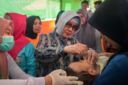 Indira Tinjau Pelayanan Posyandu dan Produk UMKM di Kelurahan Bitowa