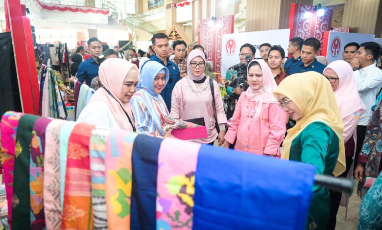Indira Dampingi Iriana Jokowi Dalam Bimtek Hortikultura dan Tinjau Produk Kerajinan di Makassar