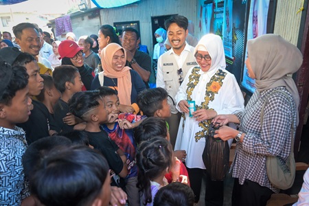 Peduli Warga, Indira Salurkan Bantuan kepada Korban Kebakaran di Bara-barayya Makassar