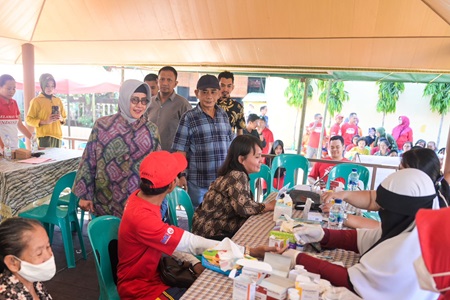 Indira Ajak Lansia Tamalanrea Manfaatkan Pelayanan Posyandu