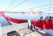 Bendera Merah Putih 7.900 Meter Membentang di Perairan Pantai Losari