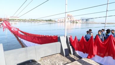 Bendera Merah Putih 7.900 Meter Membentang di Perairan Pantai Losari