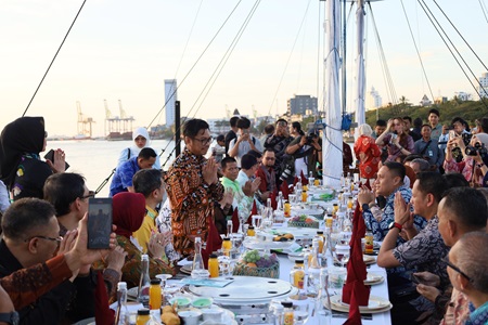 Pj Sekda Makassar Sambut Peserta KIM Fest 2024 dengan Sailing dan Dinner di Atas Pinisi