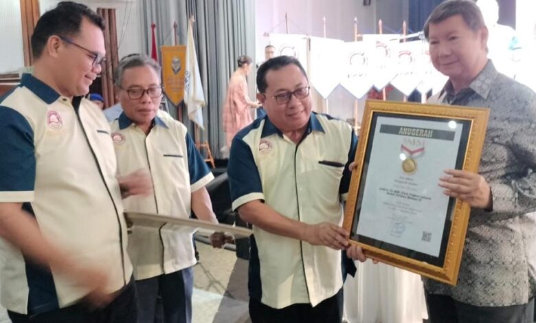 SMSI Beri Pin Emas kepada Presiden Terpilih Prabowo Subianto