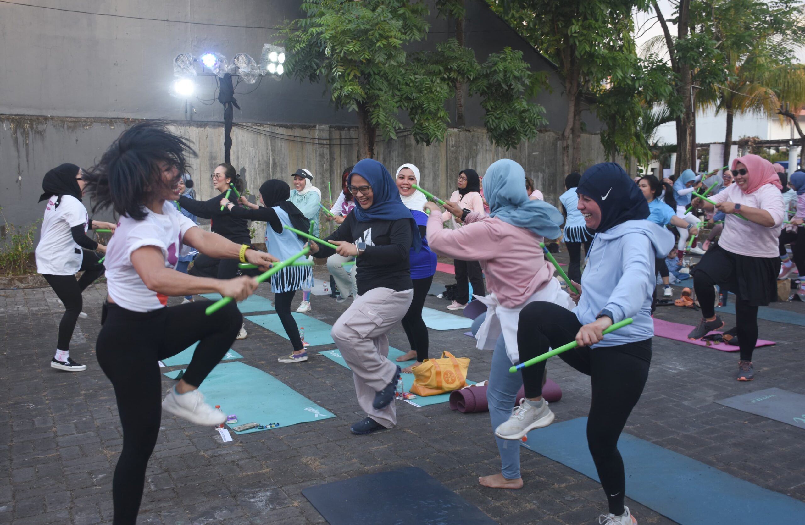 Ratusan Perempuan Olahraga Pound Fit Bareng Calon Wakil Wali Kota Makassar Rezki Mulfiati Lutfi