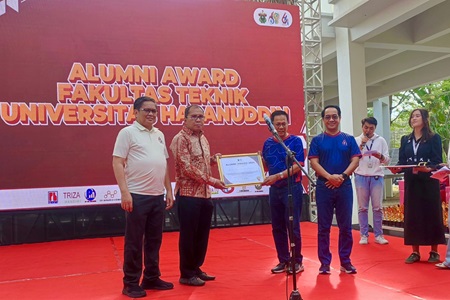 Dies Natalis ke-64 Teknik Unhas, Danny Pomanto Raih Alumni Award 2024