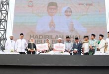 Wali Kota Danny Pomanto Serahkan Paket Sembako dan Hadiah Umroh Ke Jemaah Gerakan Makassar Salat Subuh Berjemaah