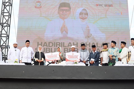 Wali Kota Danny Pomanto Serahkan Paket Sembako dan Hadiah Umroh Ke Jemaah Gerakan Makassar Salat Subuh Berjemaah