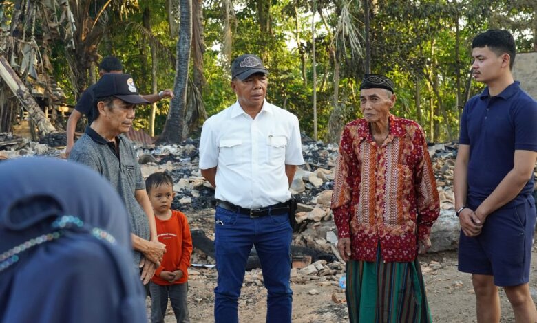Kunjungi Korban Kebakaran di Desa Tamalanrea, Bupati Andi Utta Imbau Masyarakat Waspada