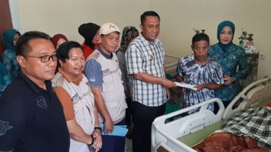 Pj Bupati Bone Andi Winarno Bantu Ringankan Beban Korban Kebakaran